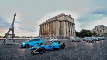 Campanie `electrică` în Orașul luminilor marca Renault Sport :: VIDEO