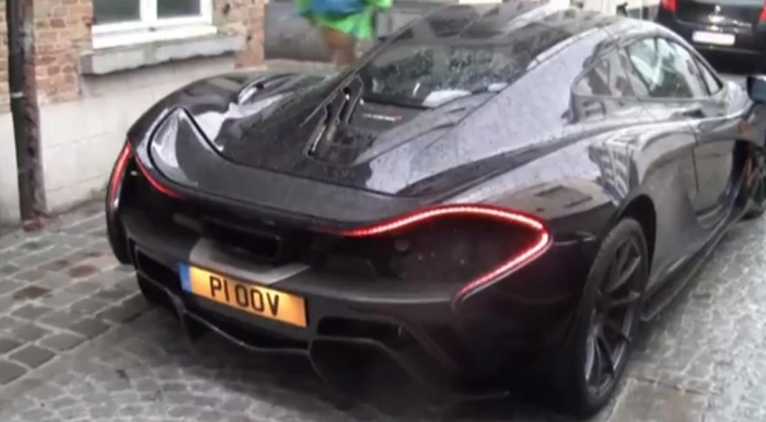 Colind „cântat” de super-maşini