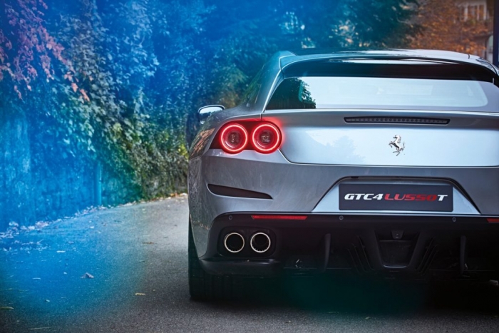 Kimi Raikkonen ne arată cum se conduce un Ferrari GTC4Lusso T :: Video