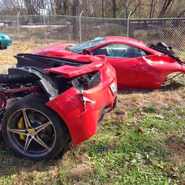 Ferrari 458, rupt în două într-un accident