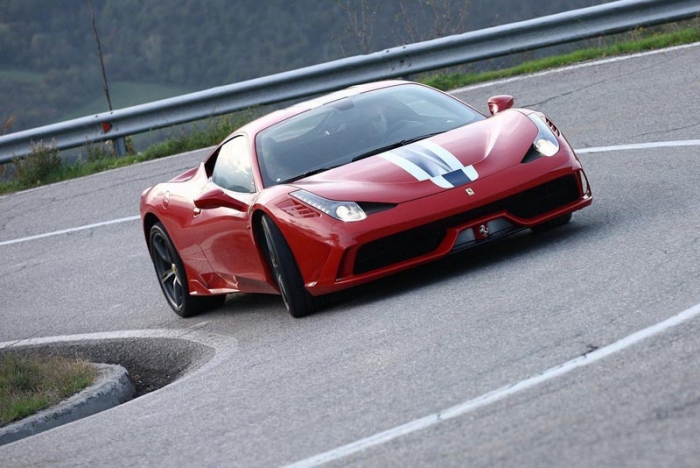 Un tur de circuit cu Ferrari 458 Speciale