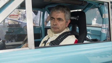 Rowan Atkinson si-a distrus masina la raliul Goodwood Revival 