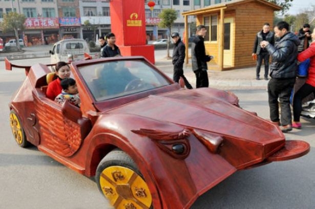 Un tamplar si-a facut o masina din lemn in stilul Lamborghini