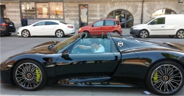 Zlatan Ibravimovic a fost surprins la volanul noului său Porsche 918 Spyder în Stockholm - video