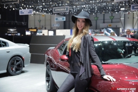 A fi sau a nu fi hostess la saloanele auto? Decadenţă sau strălucire?