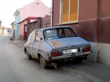 Dacă deții o mașină abandonată dar înmatriculată trebuie să plătești RCA