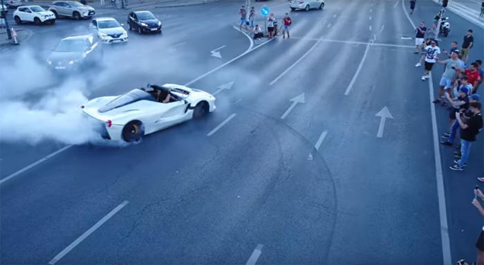 Manevre spectaculoase cu un Ferrari LaFerrari Aperta printre mașini și oameni, marca Josh Cartu