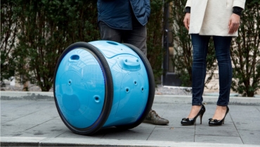 Piaggio lansează roboții purtători de bagaje