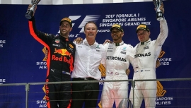 Hamilton câștigă în Singapore și face un pas uriaș spre un nou titlu mondial