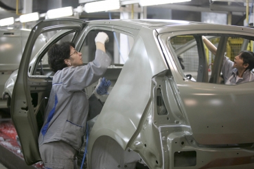 Angajații de la Dacia vor primi salarii mai mari