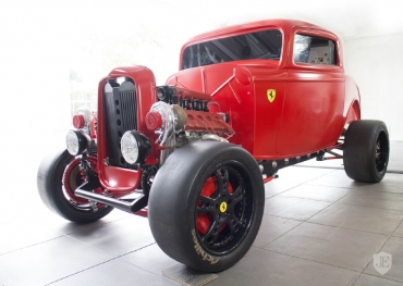 Un Ford din 1932 cu motor Ferrari este la vânzare cu prețul de pornire de 250.000 $