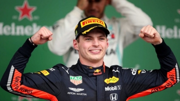 Verstappen câștigă o cursă nebună în Brazilia după ce mașinile Ferrari se ciocnesc iar Gasly și Sainz obțin primul podium din carieră!