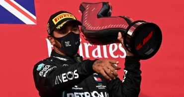 Mercedes câștigă al șaptelea titlu mondial consecutiv după victoria lui Hamilton de la Imola!