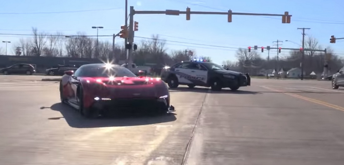 Aston Martin, livrat în SUA cu escortă a poliției