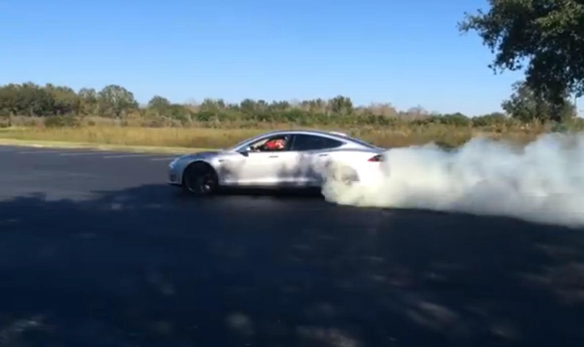 Burnout cu o maşină electrică