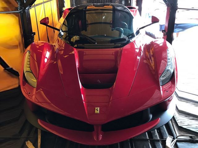 Un Ferrari LaFerrari declarat în valoare de 1,03 milioane dolari a fost confiscat de serviciul vamal SARS Africa de Sud