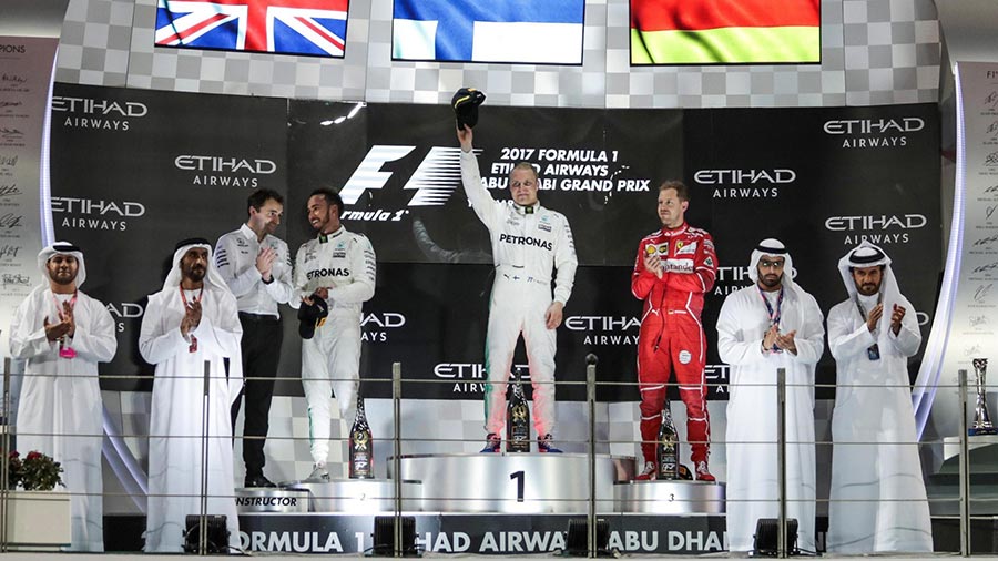 Bottas îl învinge pe Hamilton în ultima cursă a sezonului 2017