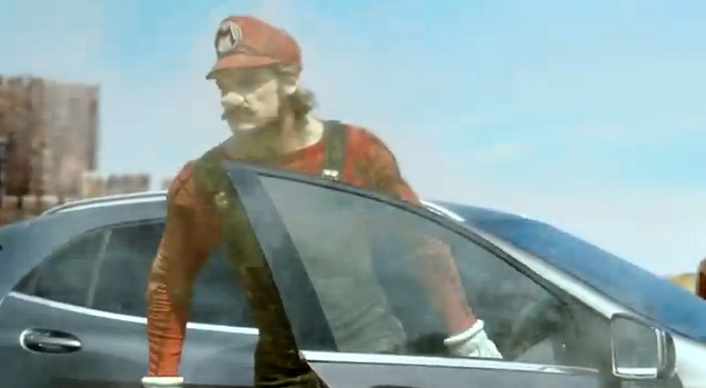 Super Mario conduce un Mercedes-Benz GLA SUV